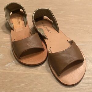 Kelsi Dagger Brooklyn Clarkson sandals Size 5.5, one damage spot